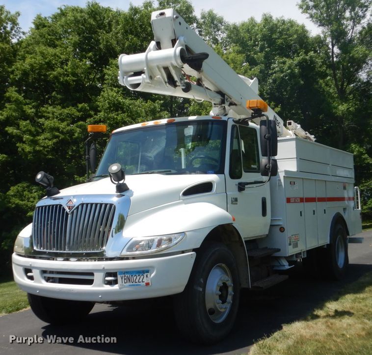 image for item FX9200 2003 International 4300  bucket truck