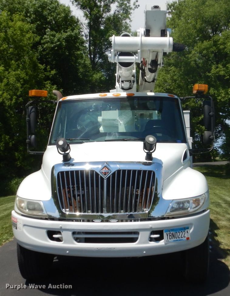 image for item FX9200 2003 International 4300  bucket truck