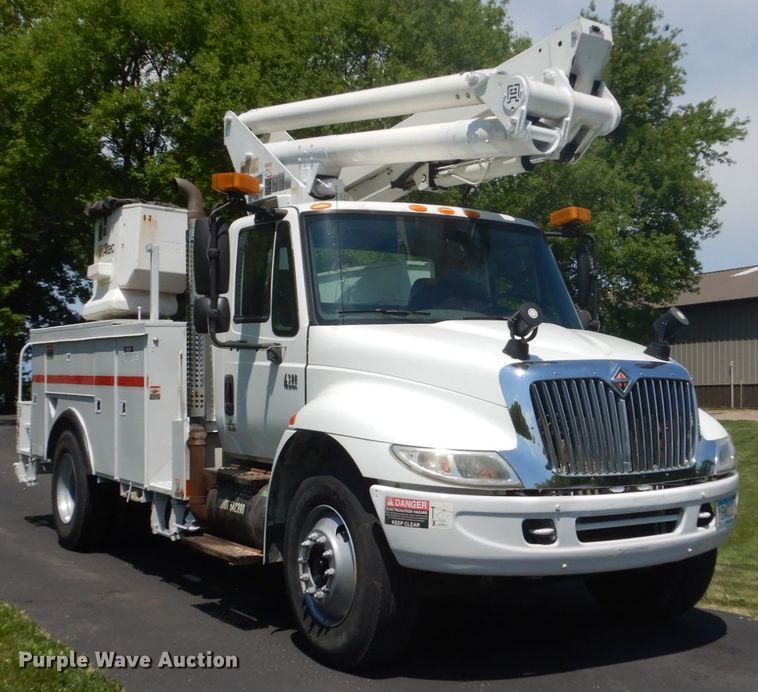 image for item FX9200 2003 International 4300  bucket truck