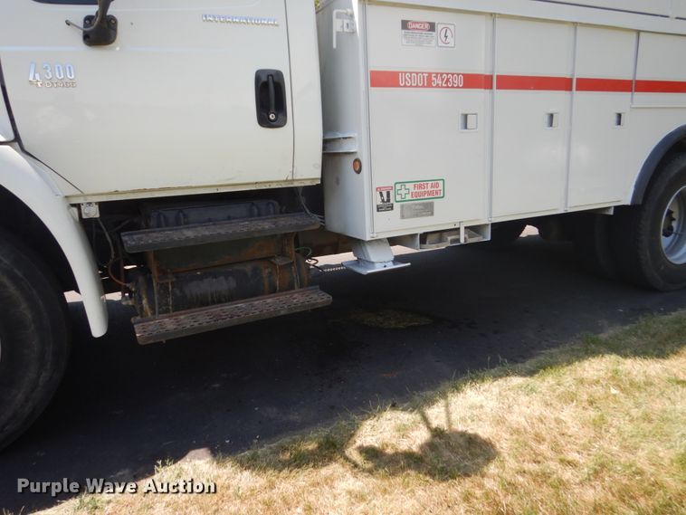 image for item FX9200 2003 International 4300  bucket truck