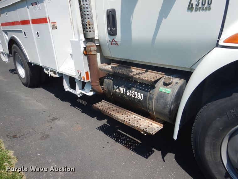 image for item FX9200 2003 International 4300  bucket truck