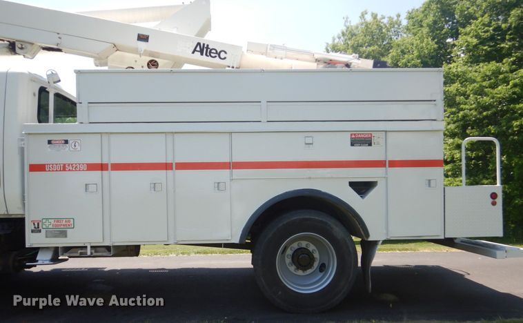 image for item FX9200 2003 International 4300  bucket truck