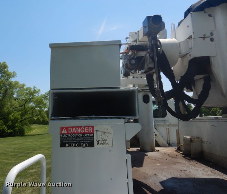 image for item FX9200 2003 International 4300  bucket truck