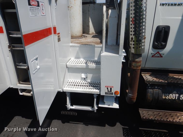 image for item FX9200 2003 International 4300  bucket truck