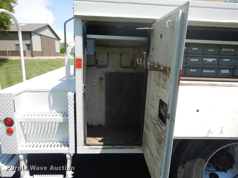 image for item FX9200 2003 International 4300  bucket truck