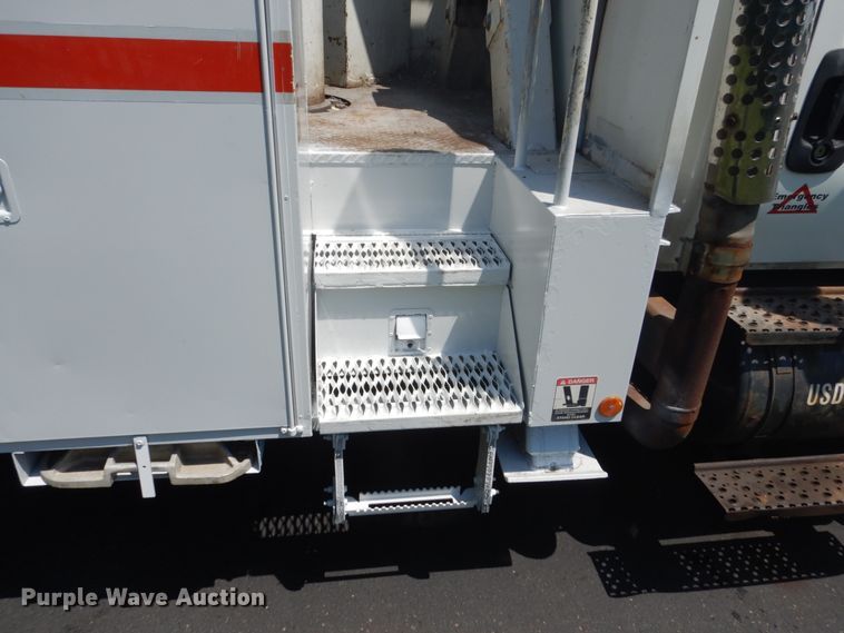 image for item FX9200 2003 International 4300  bucket truck