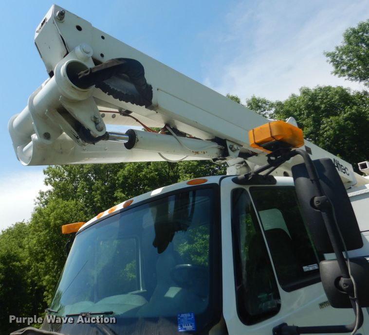 image for item FX9200 2003 International 4300  bucket truck
