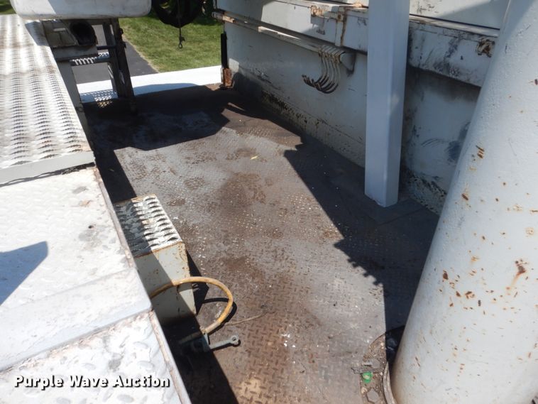 image for item FX9200 2003 International 4300  bucket truck