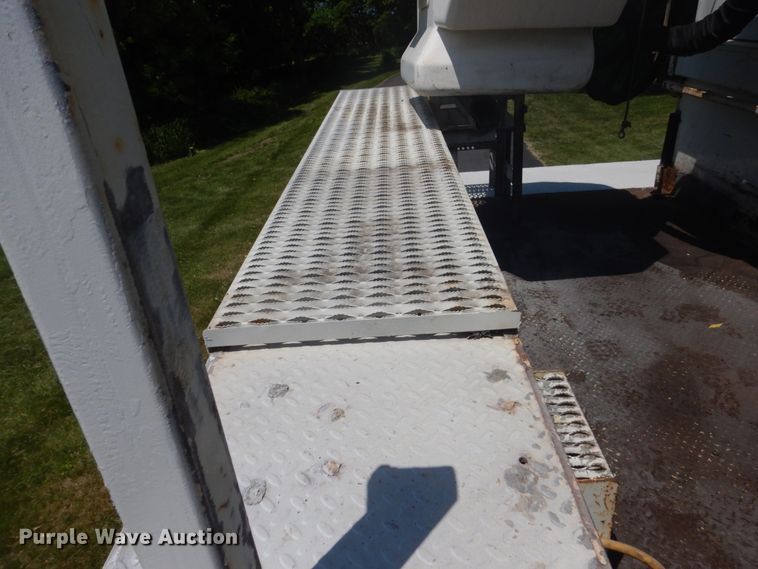 image for item FX9200 2003 International 4300  bucket truck