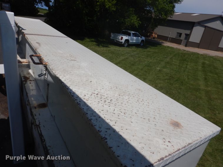 image for item FX9200 2003 International 4300  bucket truck