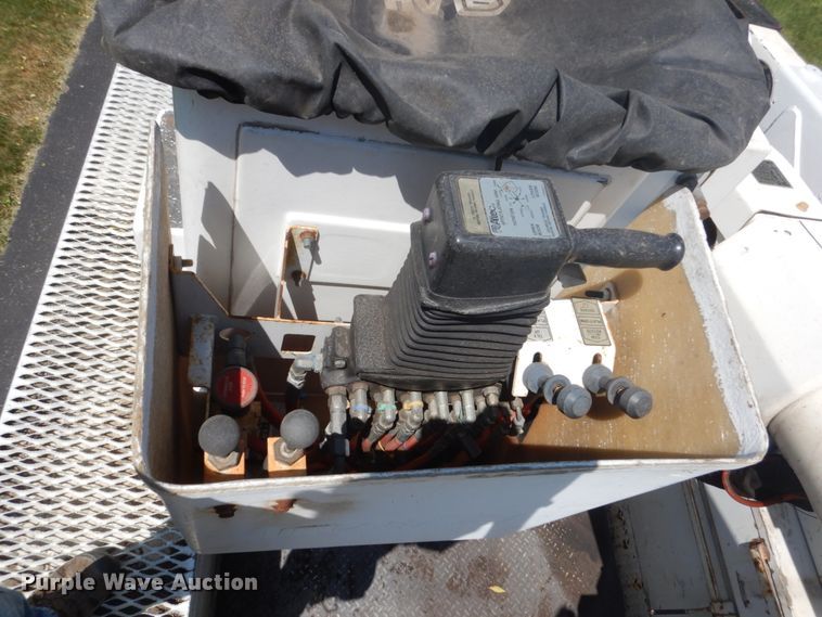 image for item FX9200 2003 International 4300  bucket truck