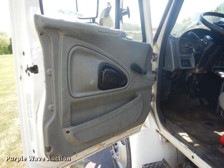 image for item FX9200 2003 International 4300  bucket truck