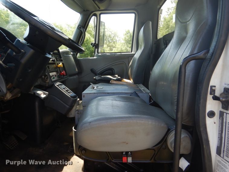 image for item FX9200 2003 International 4300  bucket truck