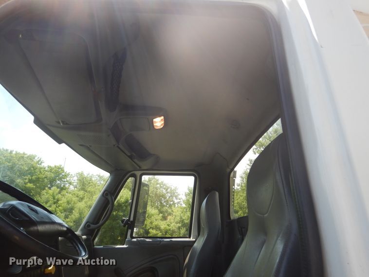 image for item FX9200 2003 International 4300  bucket truck