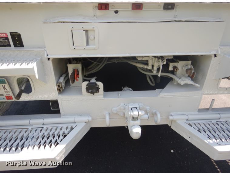 image for item FX9200 2003 International 4300  bucket truck