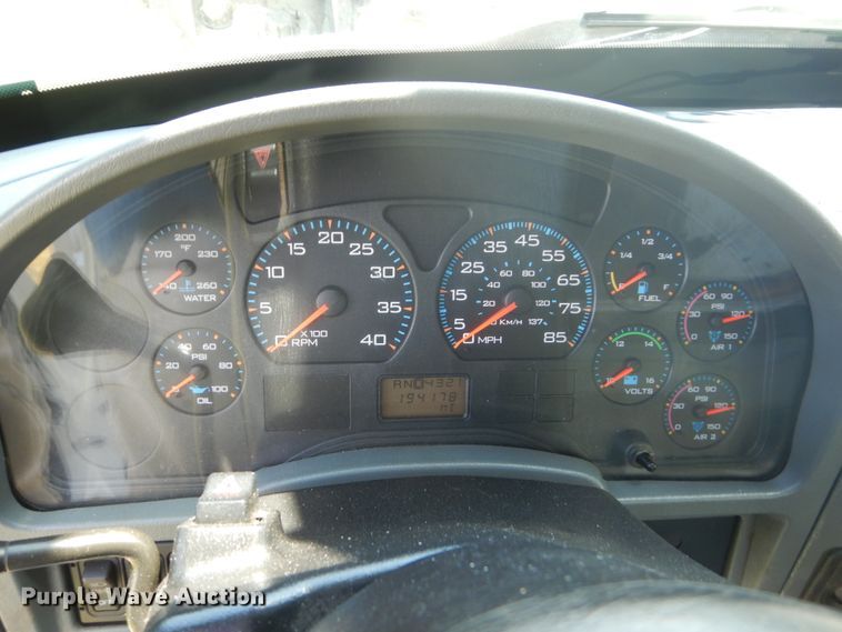 image for item FX9200 2003 International 4300  bucket truck