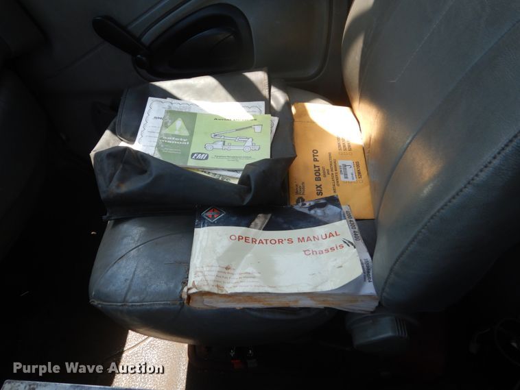 image for item FX9200 2003 International 4300  bucket truck