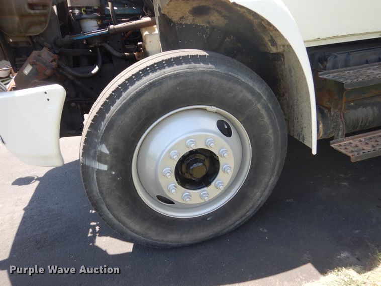 image for item FX9200 2003 International 4300  bucket truck