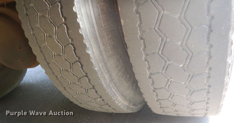 image for item FX9200 2003 International 4300  bucket truck