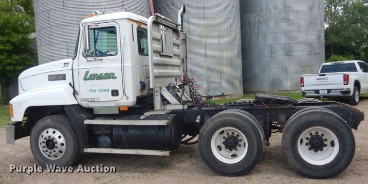 image for item GA9025 1998 Mack CH613  semi truck