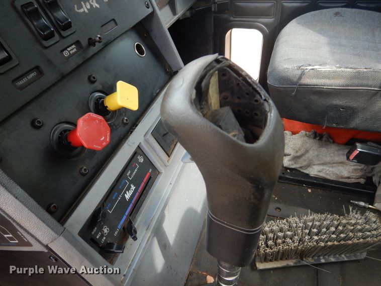 image for item GA9025 1998 Mack CH613  semi truck