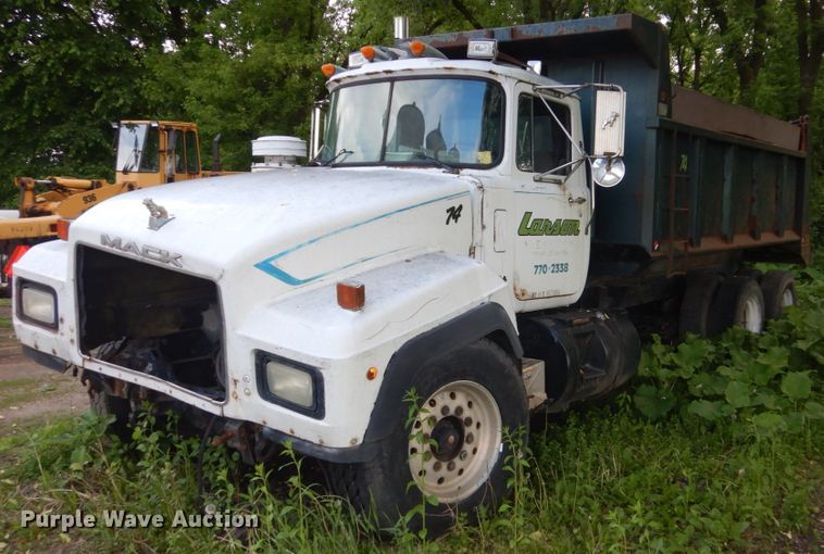 image for item GA9027 1992 Mack RD690S  dump truck