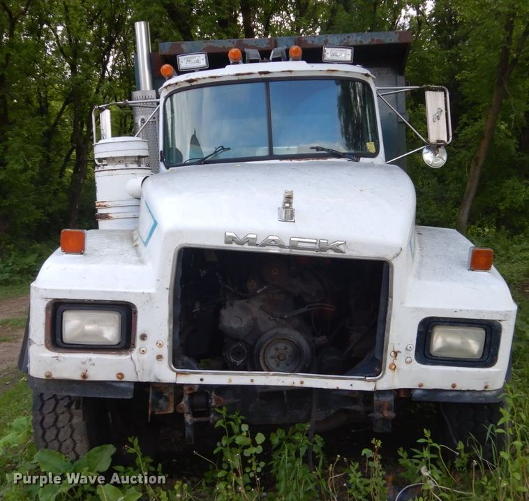 image for item GA9027 1992 Mack RD690S  dump truck