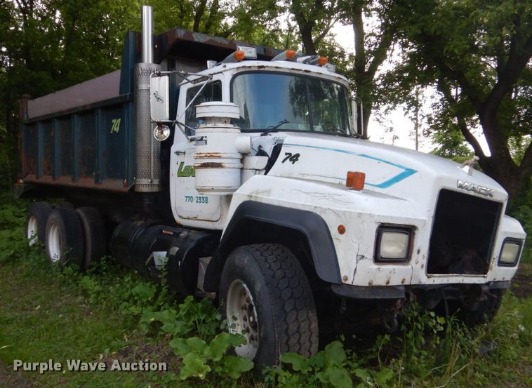 image for item GA9027 1992 Mack RD690S  dump truck