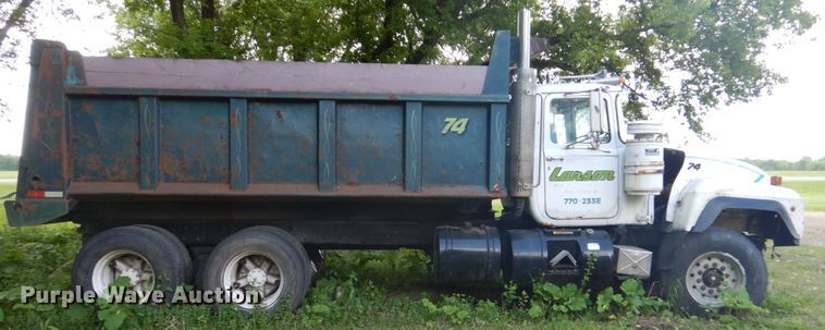 image for item GA9027 1992 Mack RD690S  dump truck