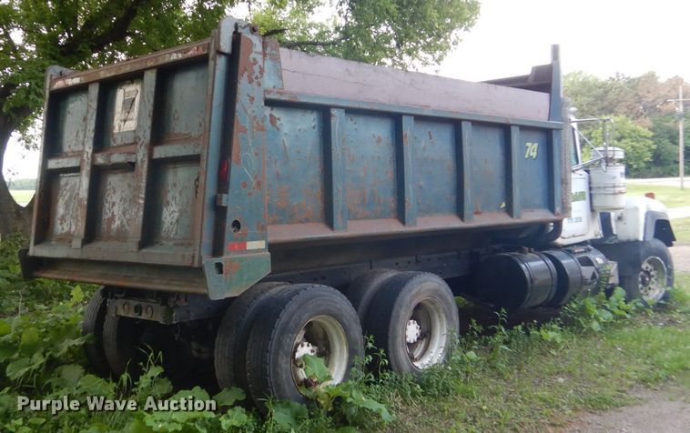 image for item GA9027 1992 Mack RD690S  dump truck