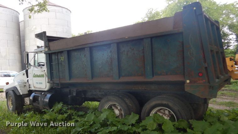 image for item GA9027 1992 Mack RD690S  dump truck