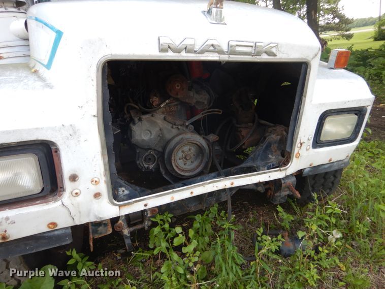 image for item GA9027 1992 Mack RD690S  dump truck