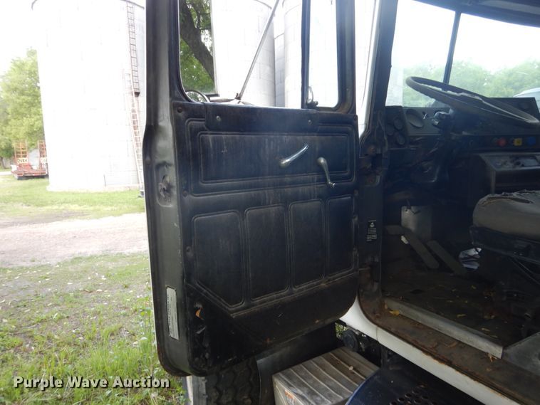 image for item GA9027 1992 Mack RD690S  dump truck