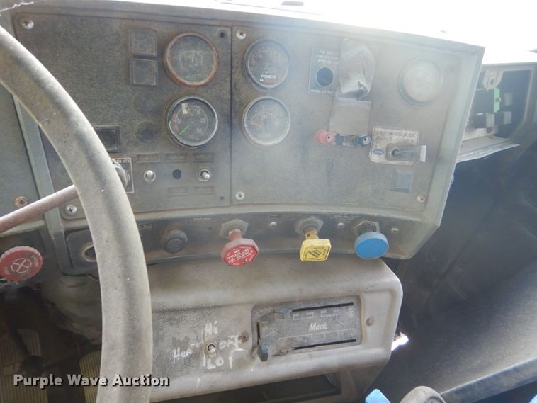 image for item GA9027 1992 Mack RD690S  dump truck