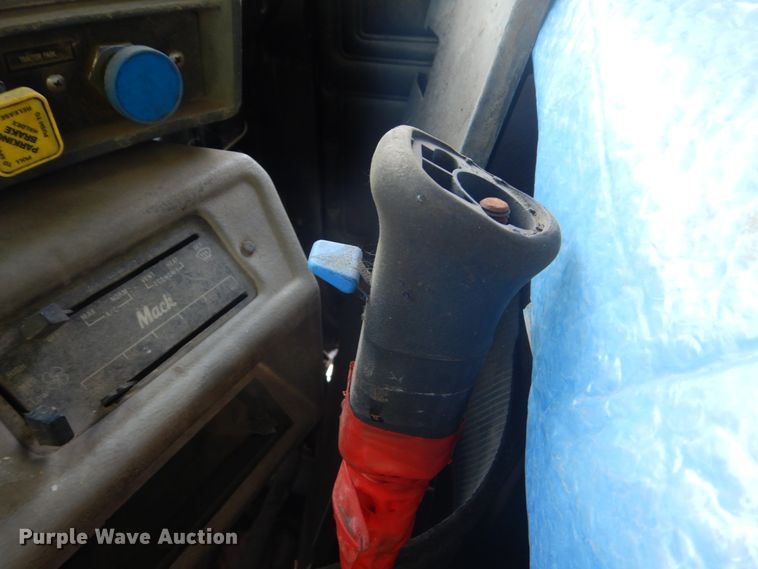 image for item GA9027 1992 Mack RD690S  dump truck