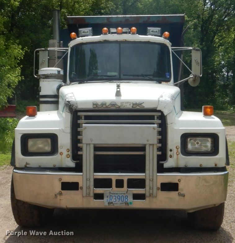 image for item GA9028 1995 Mack RD690S  dump truck