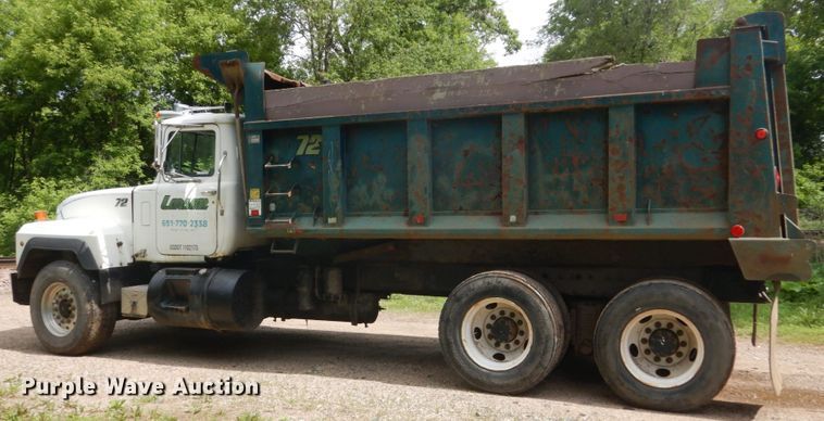 image for item GA9028 1995 Mack RD690S  dump truck
