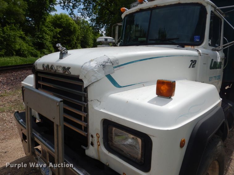 image for item GA9028 1995 Mack RD690S  dump truck