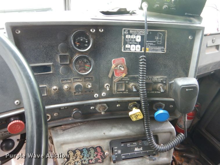 image for item GA9028 1995 Mack RD690S  dump truck