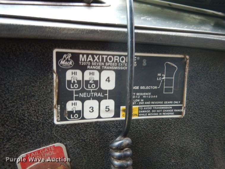 image for item GA9028 1995 Mack RD690S  dump truck