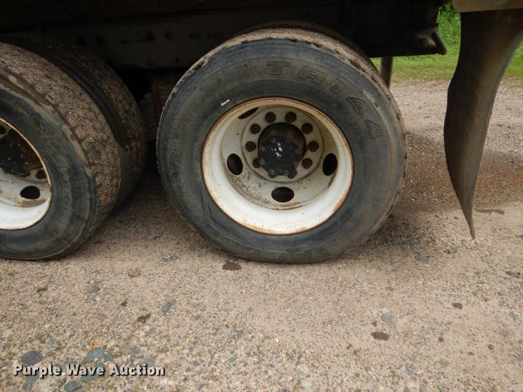 image for item GA9028 1995 Mack RD690S  dump truck