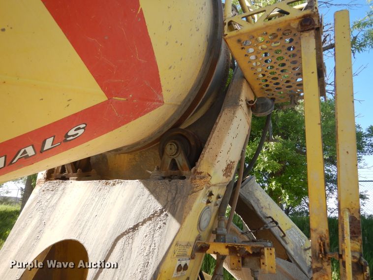 image for item GA9032 2005 International 7400  ready mix truck