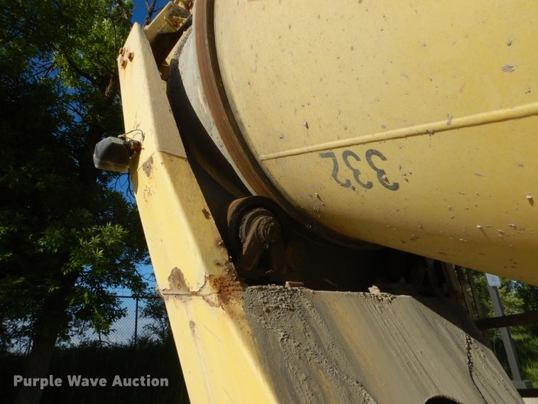 image for item GA9032 2005 International 7400  ready mix truck