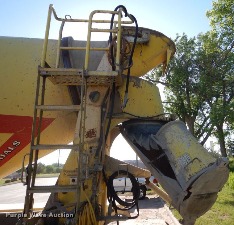 image for item GA9032 2005 International 7400  ready mix truck