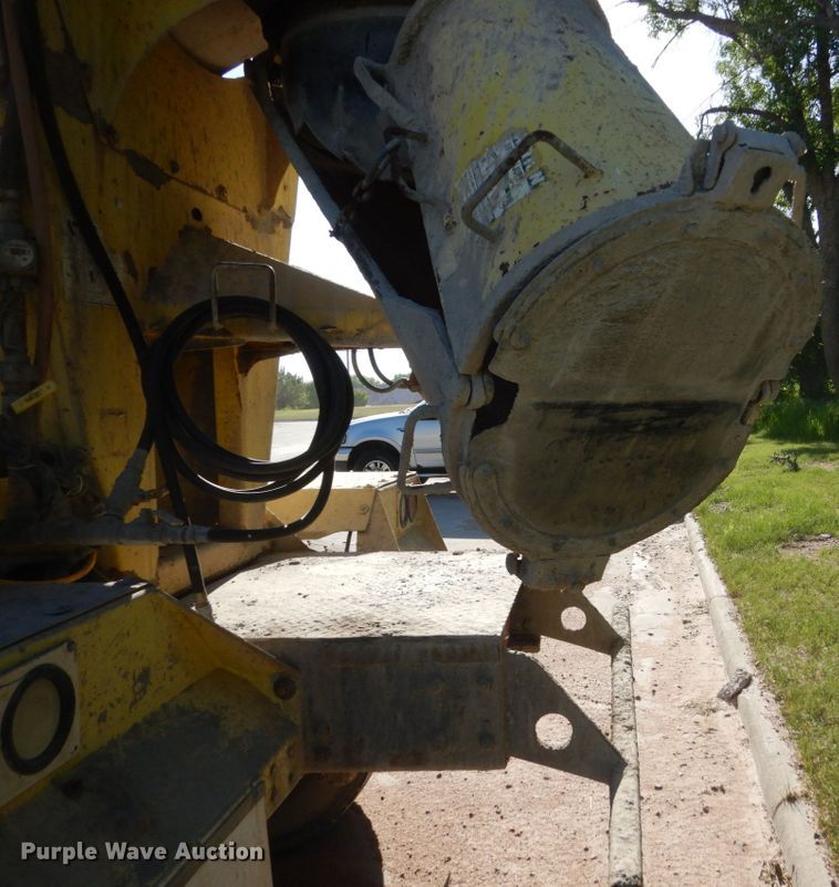 image for item GA9032 2005 International 7400  ready mix truck