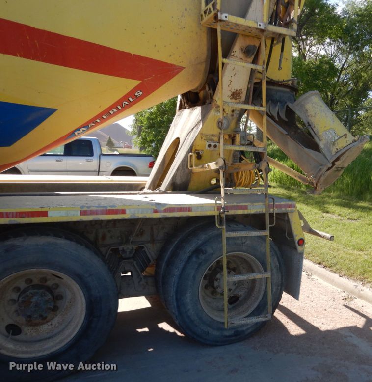 image for item GA9032 2005 International 7400  ready mix truck