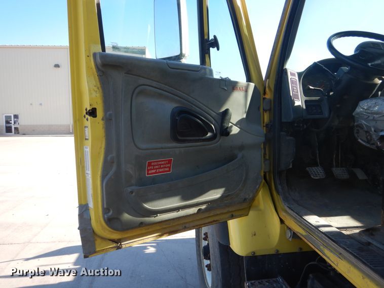 image for item GA9032 2005 International 7400  ready mix truck