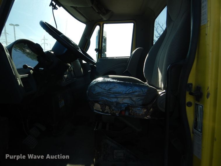 image for item GA9032 2005 International 7400  ready mix truck