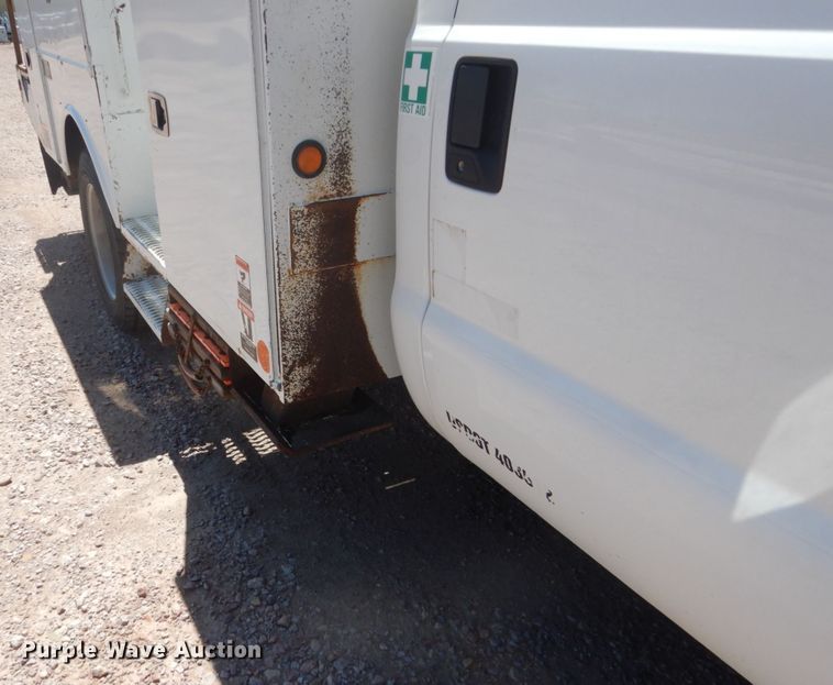 image for item GA9040 2011 Ford F550 Super Duty  bucket truck