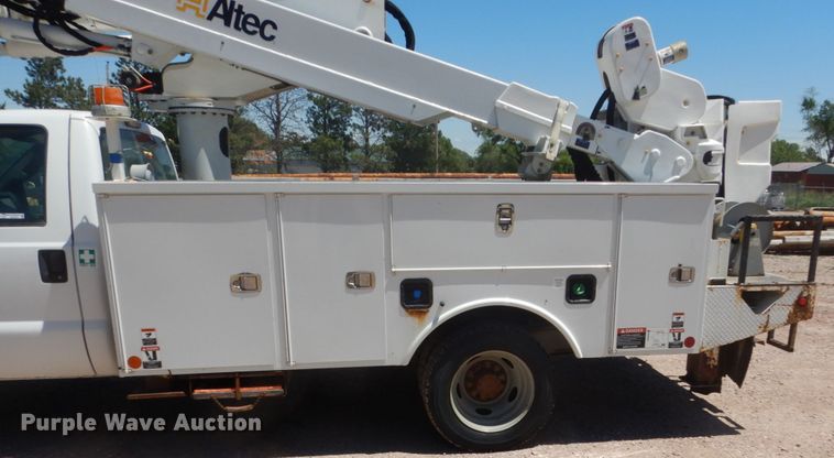 image for item GA9040 2011 Ford F550 Super Duty  bucket truck